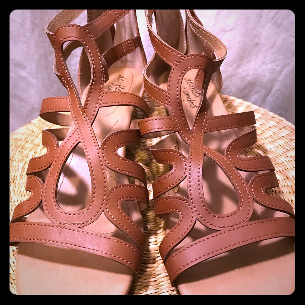 Size 12 dexflex small wedge sandals